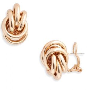 • WRAPPED METAL CHUBBY STUD EARRING •